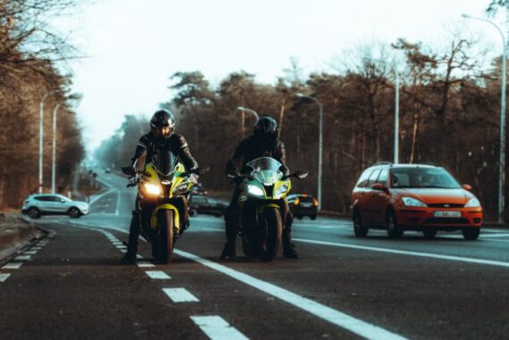 Accessoires indispensables pour longs trajets moto 2026