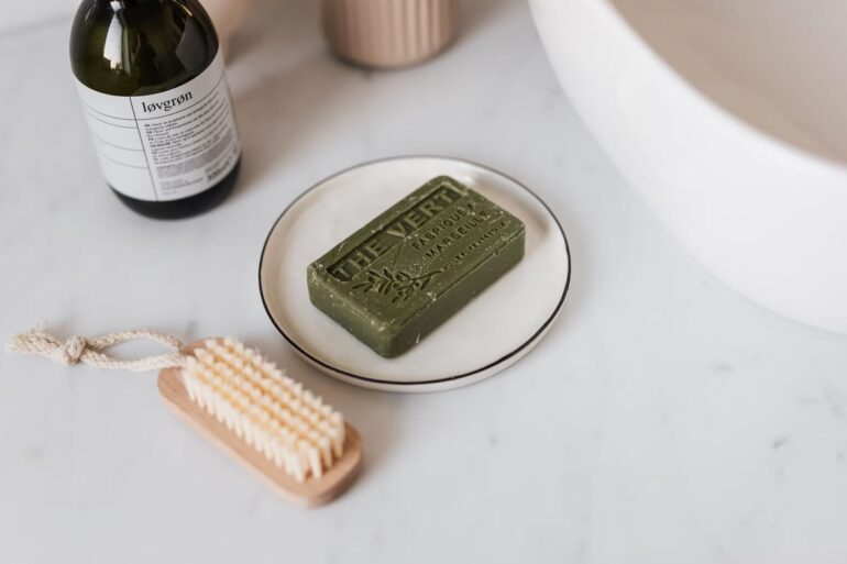 Créer une salle de bain moderne et écologique avec des matériaux durables
