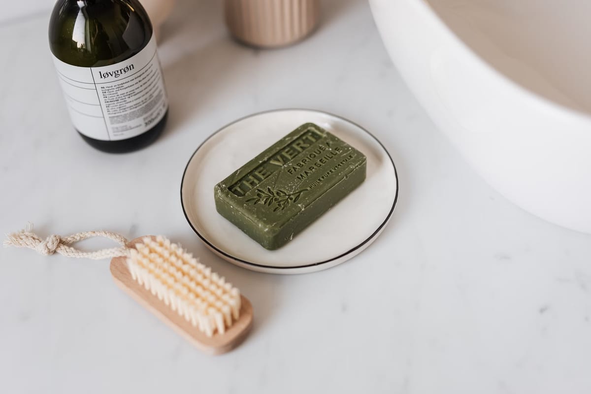 Créer une salle de bain moderne et écologique avec des matériaux durables