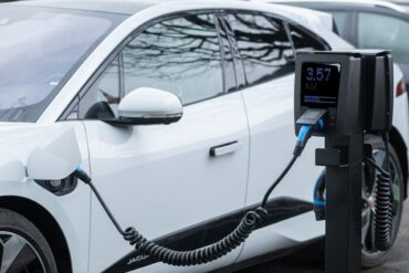 Installer une borne de recharge : aides et démarches