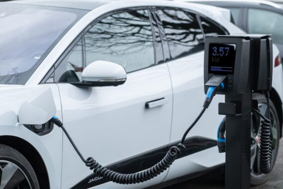 Installer une borne de recharge : aides et démarches