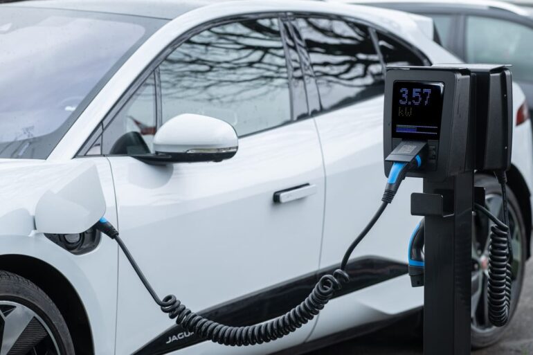 Installer une borne de recharge : aides et démarches